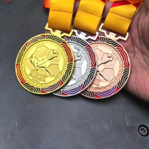 HUY CHƯƠNG CẦU THỦ SỐ 6 (dây đỏ vàng)